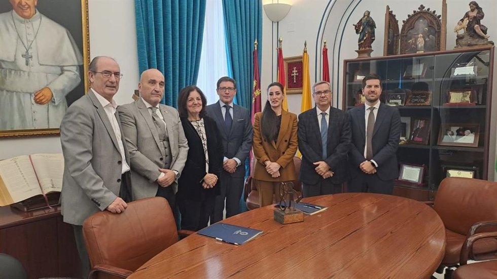 María Dolores García, presidenta de la UCAM (3 i) y Fernando Jesús Santiago Ollero, presidente del Colegio General de Gestores Administrativos de España (2 i), acompañados por representantes de ambas instituciones, tras el acto de firma