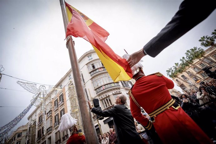 El alcalde de Málaga, Francisco de la Torre, junto a más ediles de la Corporación, ha participado en el acto municipal con motivo del Día de la Constitución Española, que se ha celebrado en la plaza de la Constitución