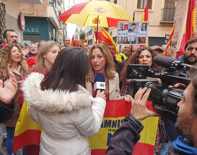 La diputada de Vox Reyes Romero en un acto convocado frente a la sede del PSOE andaluz en Sevilla capital.