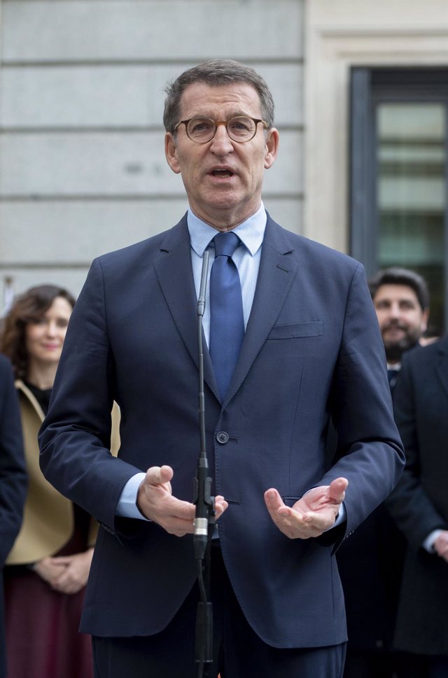 El presidente del Partido Popular, Alberto Núñez Feijóo, atiende a medios a su llegada al acto de homenaje a la Constitución, en el Congreso de los Diputados, a 6 de diciembre de 2023, en Madrid (España). Las Cortes Generales celebran el 45 aniversario de