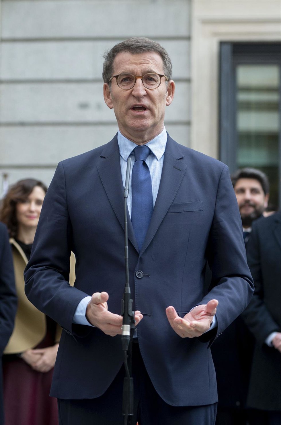 El presidente del Partido Popular, Alberto Núñez Feijóo, atiende a medios a su llegada al acto de homenaje a la Constitución, en el Congreso de los Diputados, a 6 de diciembre de 2023, en Madrid (España). Las Cortes Generales celebran el 45 aniversario 