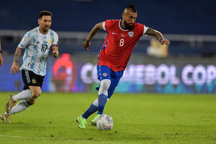 Futbol, Argentina vs Chile. Copa America Brasil 2021. El jugador de la seleccion chilena Arturo Vidal es fotografiado durante el partido del grupo A de la Copa America contra Argentina disputado en el estadio Nilton Santos de Rio de Janeiro,
