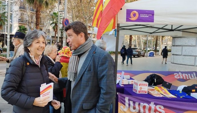 Elda Mata en la carpa installada a la Diagonal de Barcelona el dia de la Constitució