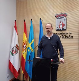 El concejal del Grupo Municipal Socialista en el Ayuntamiento de Gijón Constantino Vaquero, en rueda de prensa en el Consistorio.