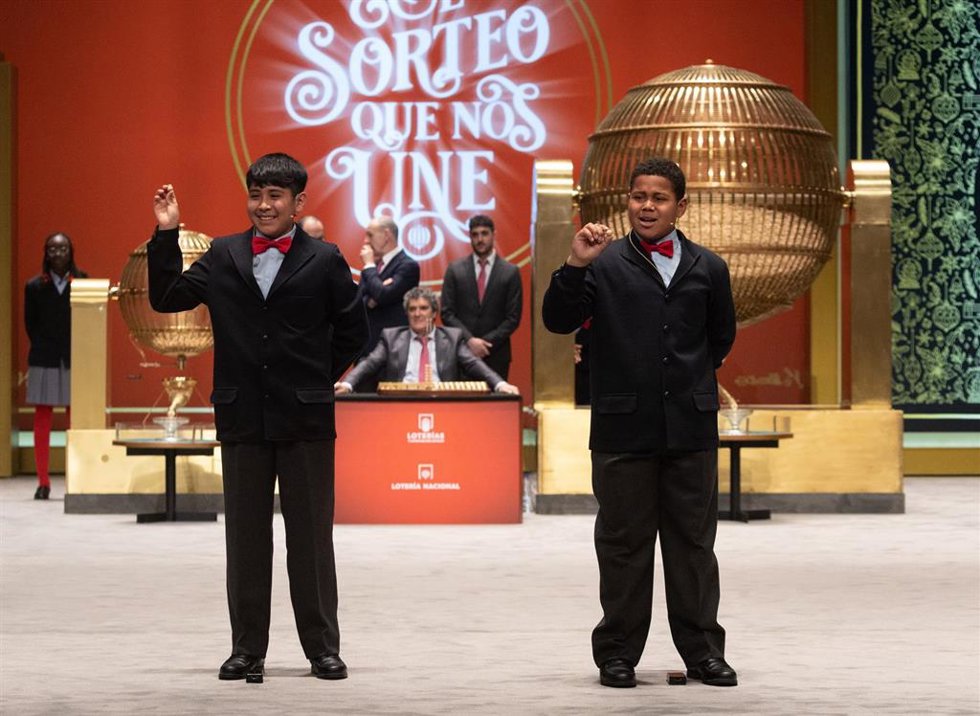 Archivo - Dos niños de la residencia de San Ildefonso cantan uno de los quintos premios del Sorteo Extraordinario de la Lotería de Navidad 2022, el número '38454', en el Teatro Real de Madrid, a 22 de diciembre de 2022, en Madrid, (España). 
