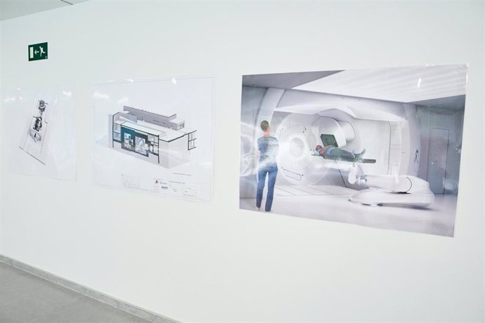 Archivo - Visita a la futura unidad de protones y Servicio de Oncología Radioterápica del Hospital Universitario Marqués de Valdecilla .