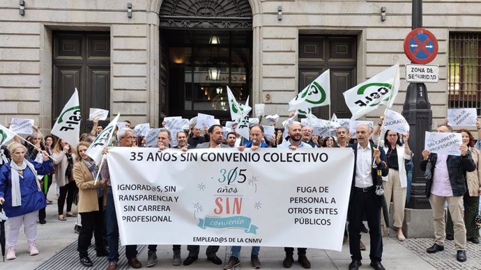Archivo - El sindicato CSIF reclama ante el Ministerio de Hacienda el primer convenio colectivo de la Comisión Nacional del Mercado de Valores (CNMV), a 7 de junio de 2023, en Madrid.