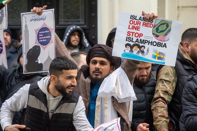 Archivo - January 28, 2023, London, England, United Kingdom: Muslim protesters stage demonstration outside London embassy of Sweden after danish origin right wing man burns Quran outside Turkish embassy in Sweden.