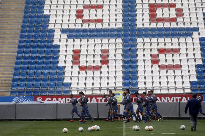 Futbol, entrenamiento de Universidad Catolica. Los jugadores del plantel del primer equipo de Universidad Catolica practican en la cancha del estadio San Carlos de Apoquindo en Santiago, Chile. 14/08/2020 Andres Pina/Photosport  Football, Universidad