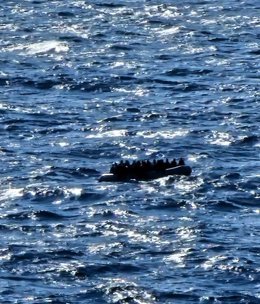 La salvamar 'Al Nair' ha rescatado hoy miércoles una zódiac con 54 migrantes a bordo, todos varones de origen magrebí y subsahariano, que navegaban rumbo a la isla de Lanzarote, según ha informado el organismo público.