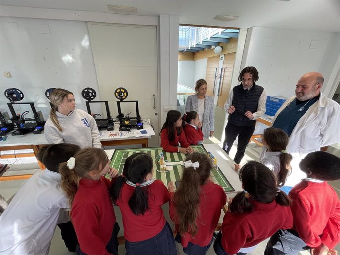 El alcalde de Astillero, Javier Fernández Soberón, en los talleres de robótica que se celebran en el Almacén de las Artes