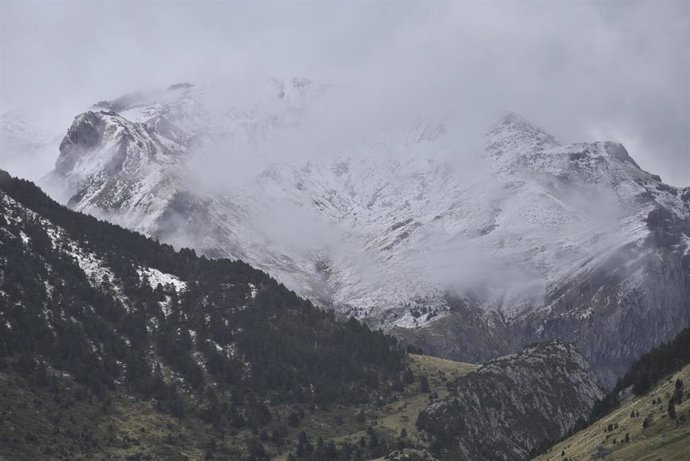 Archivo - Una montaña nevada en el Pirineo de Huesca