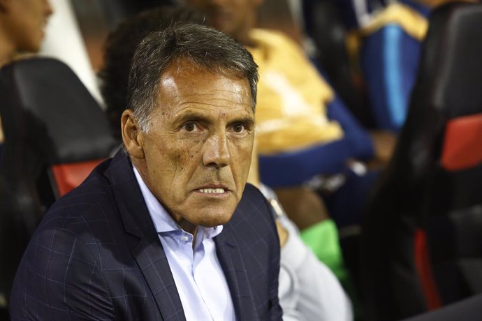 Futbol, Palestino vs Alianza Lima. Copa Libertadores 2019. El entrenador de Pa Alianza Lima Miguel Angel Russo dirige a sus jugadores durante el partido contra Palestino por el grupo A de la Copa Libertadores  en el estadio Monumental de Santiago,