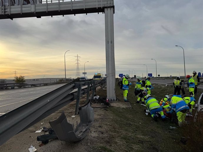 Summa112 y Bomberos de la Comunidad de Madrid en el accidente de tráfico en la M-50.