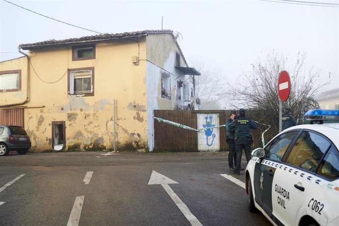 Archivo - Guardias civiles en la vivienda donde vivían una mujer y su hija asesinadas presuntamente por su expareja y padre, a 18 de diciembre de 2021, en Liaño de Villaescusa, Cantabria (España). 