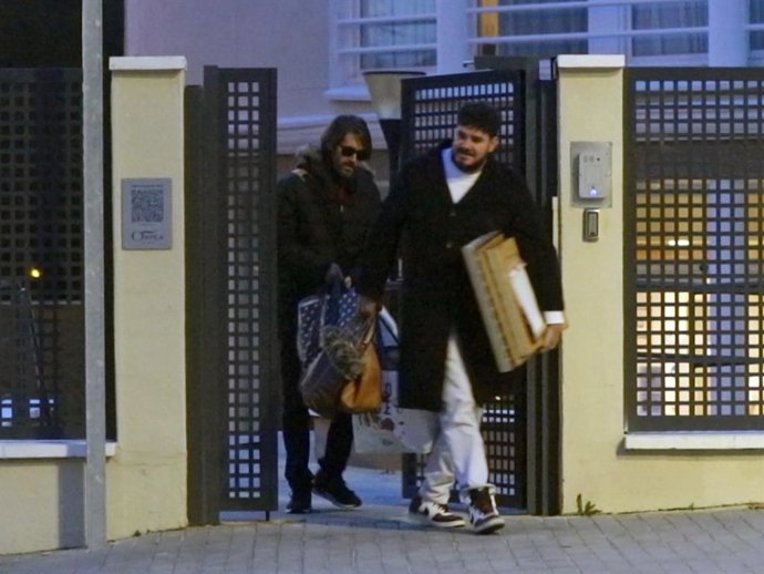 Manuel Velasco y Paco Marsó salen de la residencia donde vivía su madre, Concha Velasco, donde han recogido sus pertenencias
