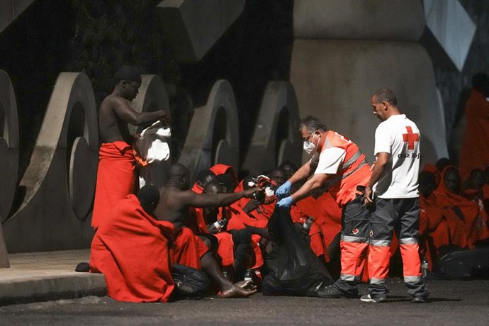 Archivo - Miembros de Cruz Roja Española junto a varios migrantes a su llegada a la isla de El Hierro, a 2 de noviembre de 2023, en El Hierro, Canarias (España). Salvamento Marítimo ha rescatado en la noche de hoy una patera con 49 migrantes a bordo en 