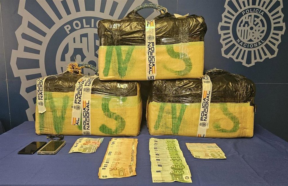 Nota De Prensa, Foto Y Video: La Policía Nacional Detiene A Un Varón Transportando Un Alijo De 118 Kilogramos De Polen De Hachís
