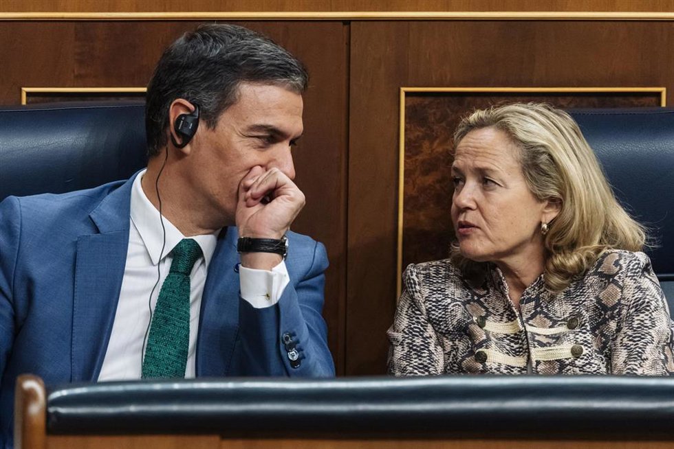 Archivo - El presidente del Gobierno, Pedro Sánchez, y la vicepresidenta primera y ministra de Economía, Nadia Calviño