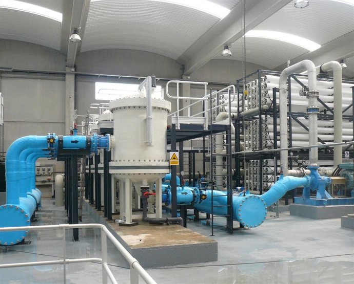 Archivo - Interior de una planta para la reutilización de agua por el tratamiento de ósmosis.