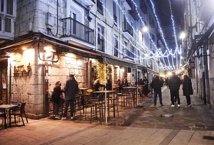 Archivo - Comensales en la terraza de un establecimiento de Santander 