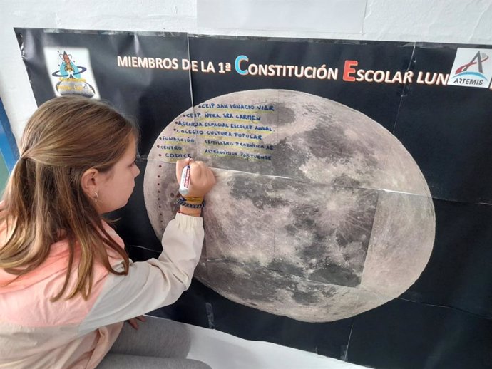 Una alumna del Colegio San Ignacio del Viar en una de las actividades de la Constitución Lunar Escolar