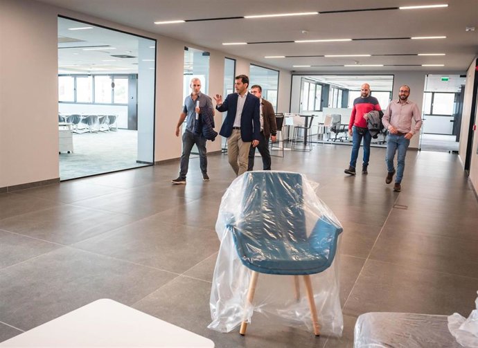 El consejero de Innovación, Investigación y Desarrollo del Cabildo de Tenerife, Juan José Martínez, visita el edificio del Parque Científico y Tecnológico en Cuevas Blancas