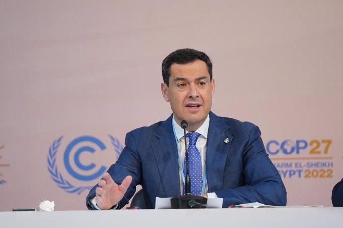 Archivo - El presidente de la Junta de Andalucía, Juanma Moreno, en rueda de prensa desde la sede de la COP27 (Foto de archivo).