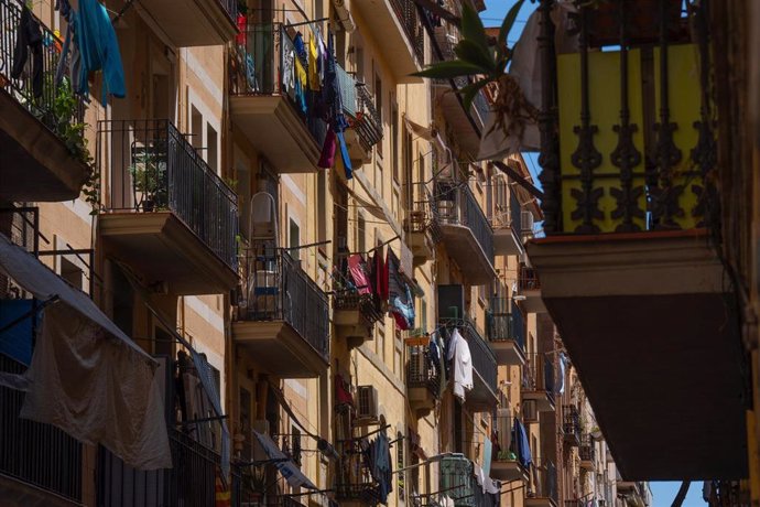 Archivo - Fachada de un edificio de viviendas, a 17 de mayo de 2023, en Barcelona, Cataluña (España).