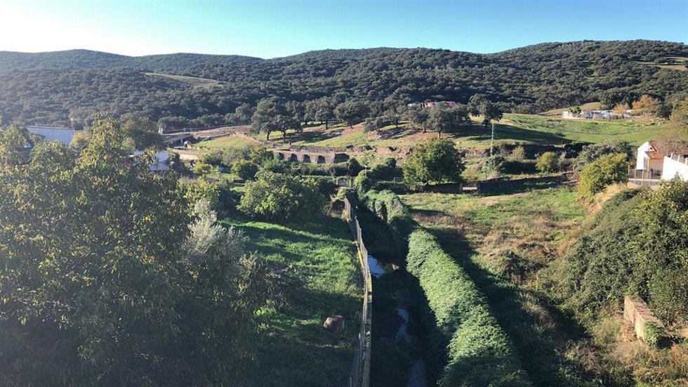 Archivo - Vista a la sierra desde Arroyomolinos de León.