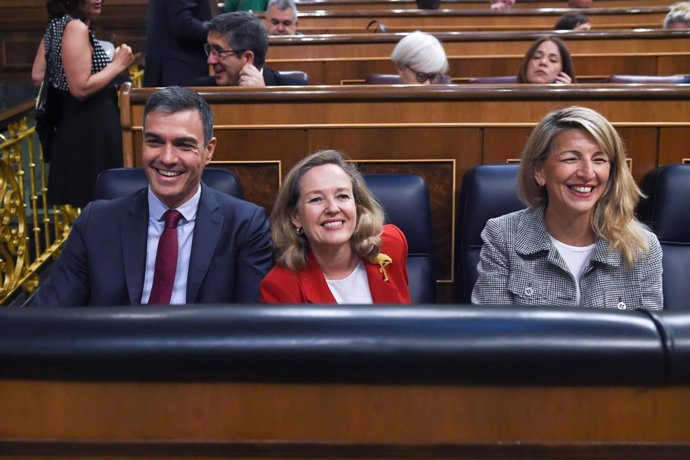 Archivo - (I-D) El presidente del Gobierno, Pedro Sánchez; la vicepresidenta primera y ministra de Economía, Nadia Calviño, y la vicepresidenta segunda y ministra de Trabajo y Economía Social, Yolanda Díaz