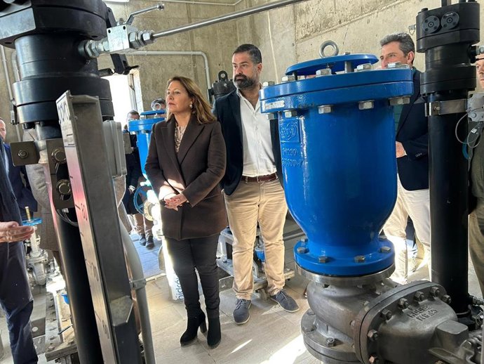La consejera Carmen Crespo durante una visita a la Presa de Los Machos, en la provincia de Huelva.