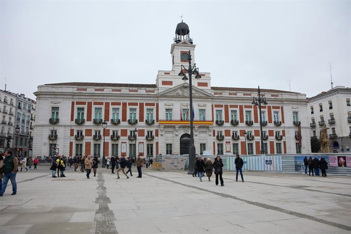 Archivo - Vista de la Real Casa de Correos y su reloj de torre en la remodelada y peatonalizada Puerta del Sol, a 4 de diciembre de 2022, en Madrid (España)