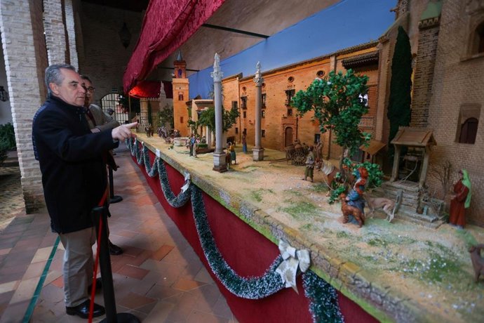 Bueno contempla el Belén mudéjar instalado en el Palacio de los Marqueses de la Algaba.