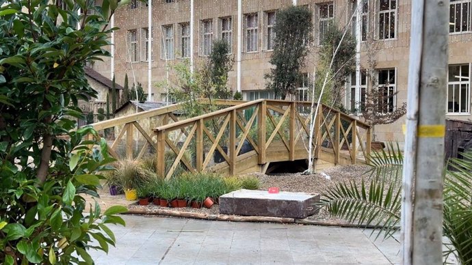 El belén monumental de la Plaza del Ayuntamiento recupera el río y el puente e incorpora un belén viviente el día 27