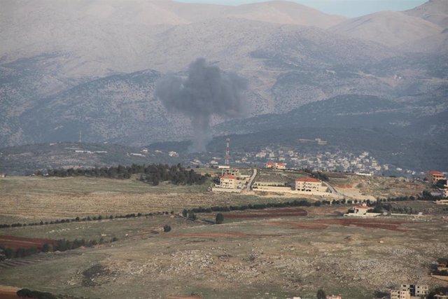 Columna de humo por un ataque en la frontera entre Líbano e Israel