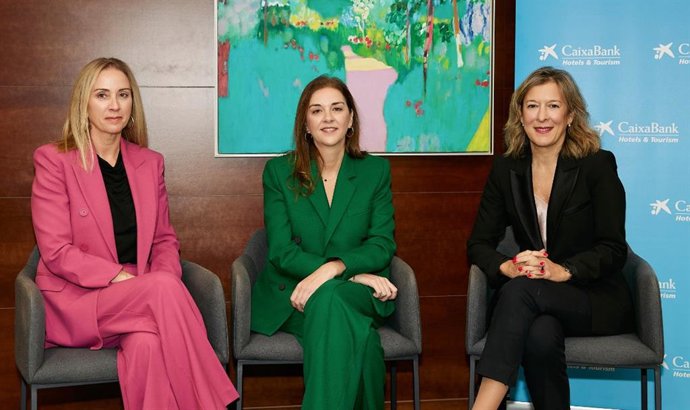Las hermanas Antonia y Maria Plomer, al frente de Zafiro Hotels y María Cruz Rivera, directora territorial de CaixaBank en Baleares.