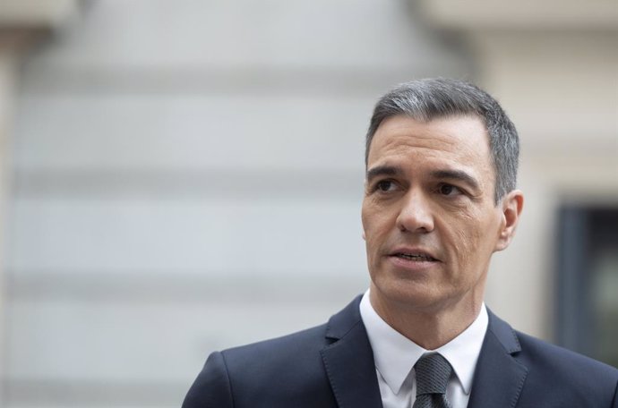 El presidente del Gobierno, Pedro Sánchez, atiende a medios a su llegada al acto de homenaje a la Constitución, en el Congreso de los Diputados, a 6 de diciembre de 2023, en Madrid (España). Las Cortes Generales celebran el 45 aniversario de la Carta Magn