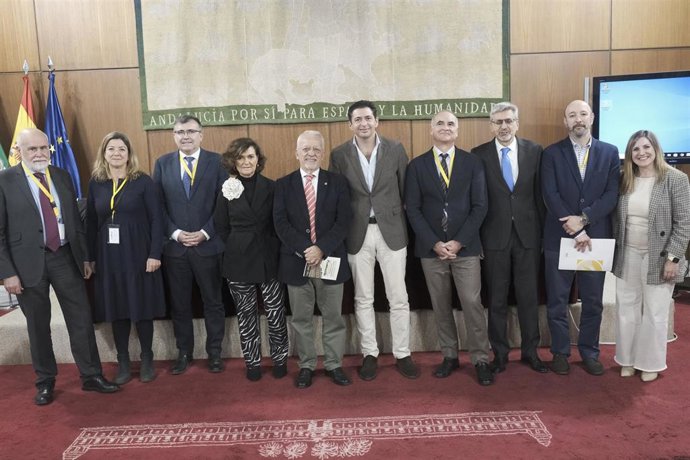 Participantes en la jornada sobre desarrollo estatutario y autogobierno organizada por el PSOE-A en el Parlamento andaluz.
