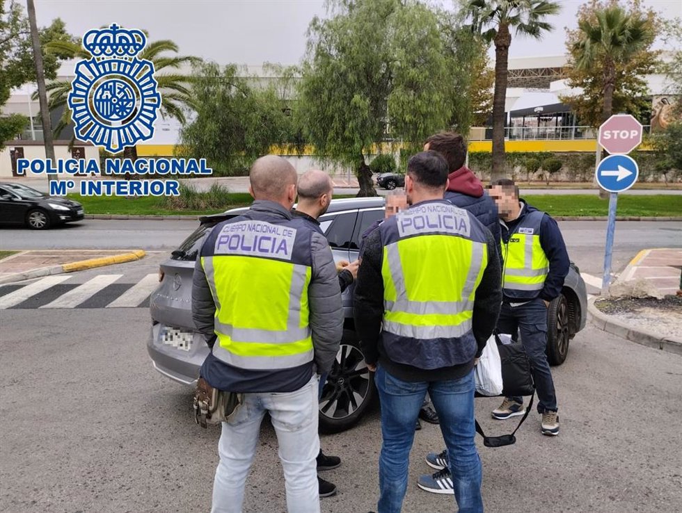 Agentes de la Policía Nacional de Dos Hermanas detienen a un falso abogado acusado de varias estafas.