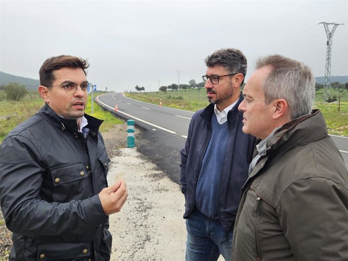 El consejero Manuel Martín, a la derecha, durante su visita al tramo de la carretera EX-206.