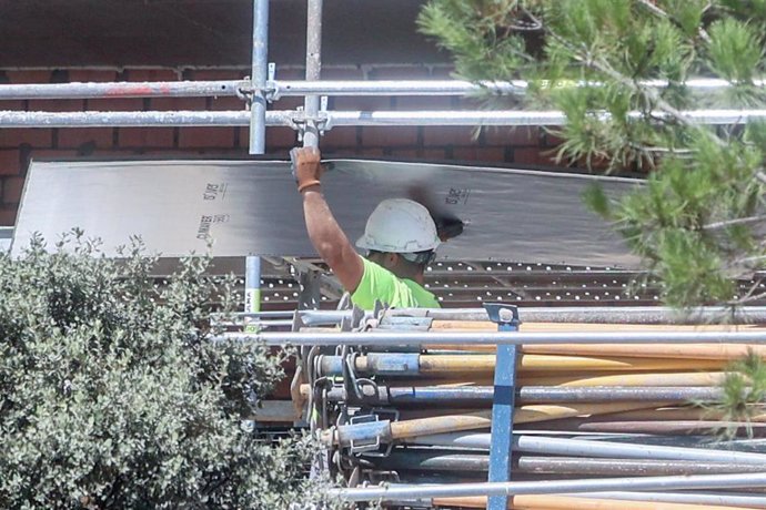 Archivo - Un trabajador de la construcción en una obra, a 2 de agosto de 2023, en Madrid (España). 