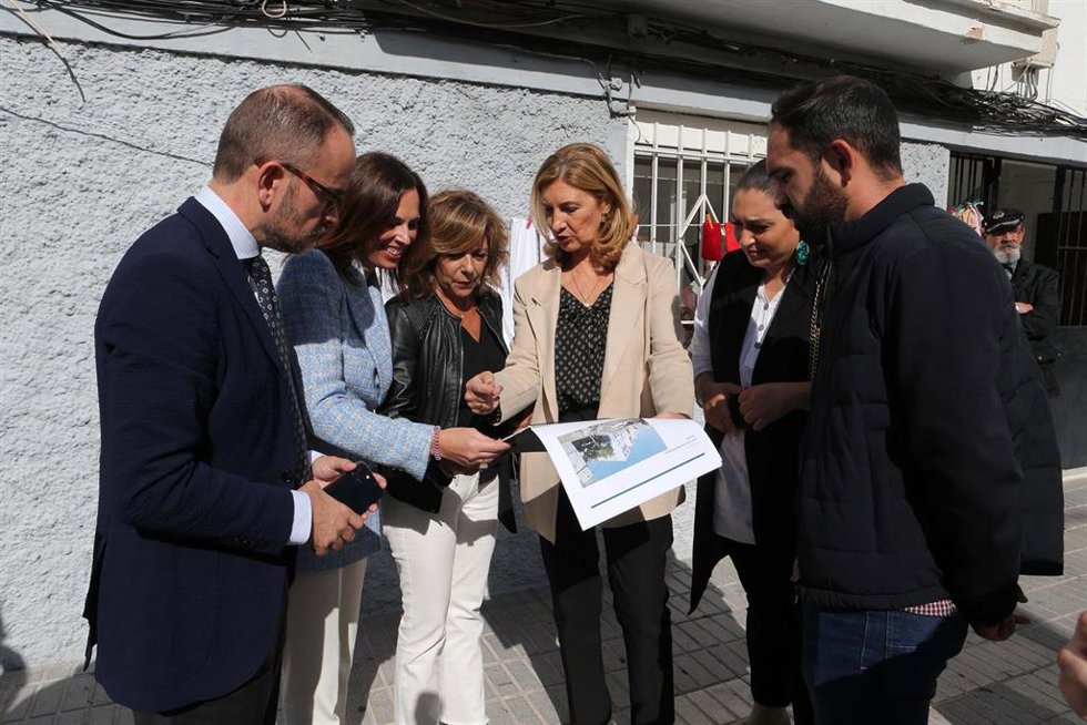 Visita de Rocío Díaz a la barriada desfavorecida de Santa Isabel