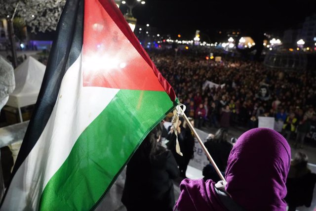 Varias mujeres portan banderas palestinas.