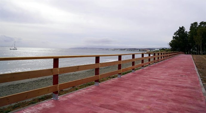 El Ayuntamiento de Estepona finaliza las obras del tramo de corredor litoral en la playa del Cristo