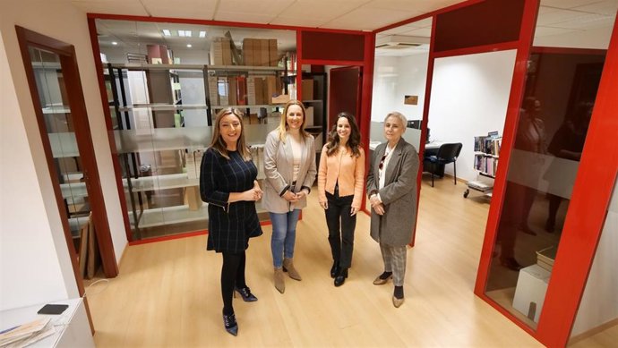 Diputadas y trabajadoras en las nuevas instalaciones de la Biblioteca Provincial