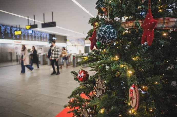 Estación del metro en Navidad.