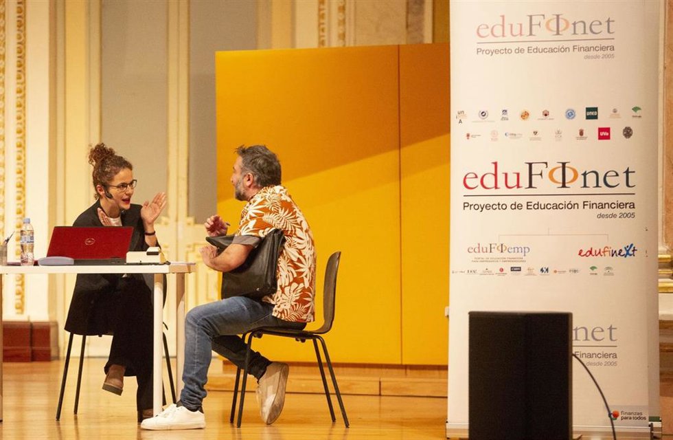 Proyecto Edufinet de Unicaja colabora con la obra 'Las cosas fáciles', que fomenta inclusión financiera de los mayores.
