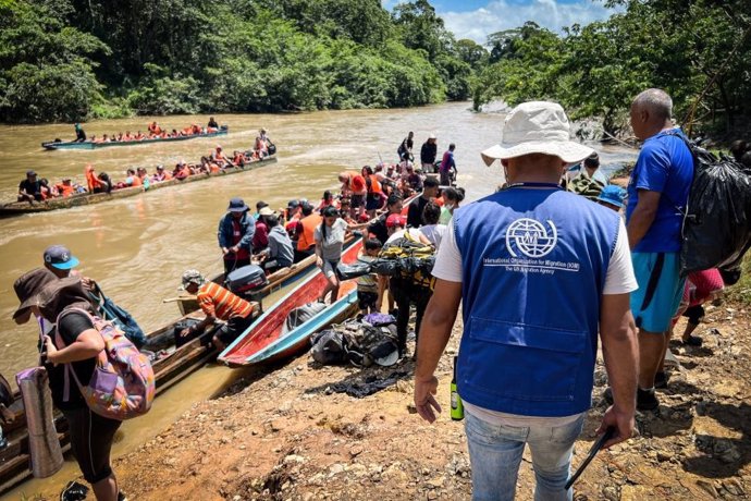 Migrantes en el río Chucunaque tras cruzar el Tapón del Darién, que conecta Colombia y Panamá