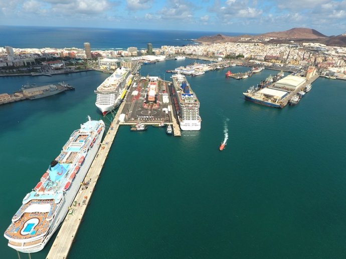 Archivo - Vista de pájaro del Puerto de la Luz y Las Palmas